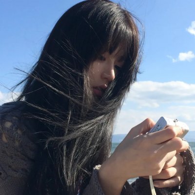 她背后的那双手